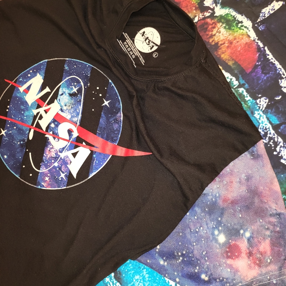NASA Galaxy Short Sleeve Shirt L
